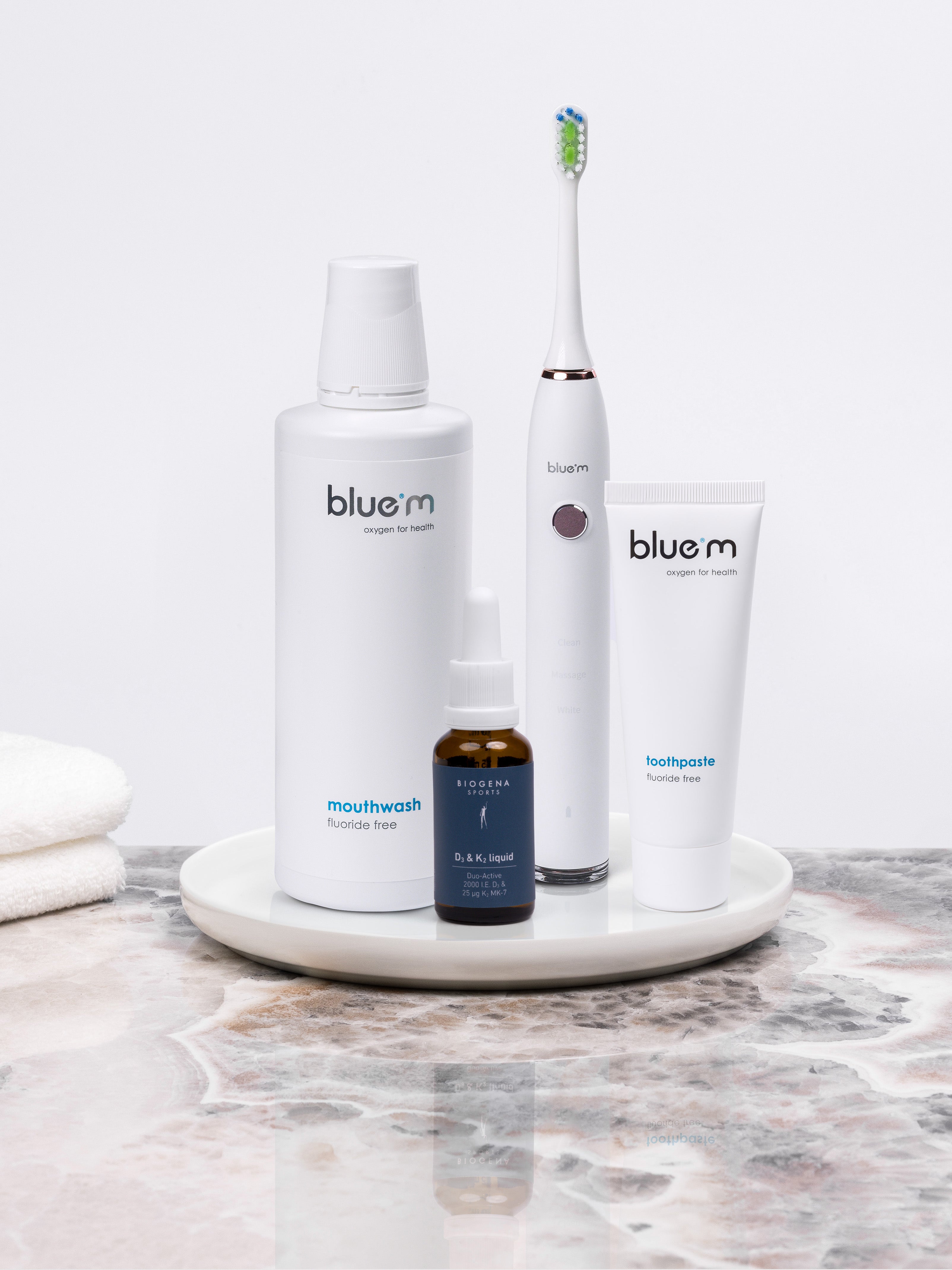 Großes Pflegeset bestehend aus Zahngel, elektrische Schallzahnbürste, Mundspülung und Vitamin D3 & K2 Präparat.