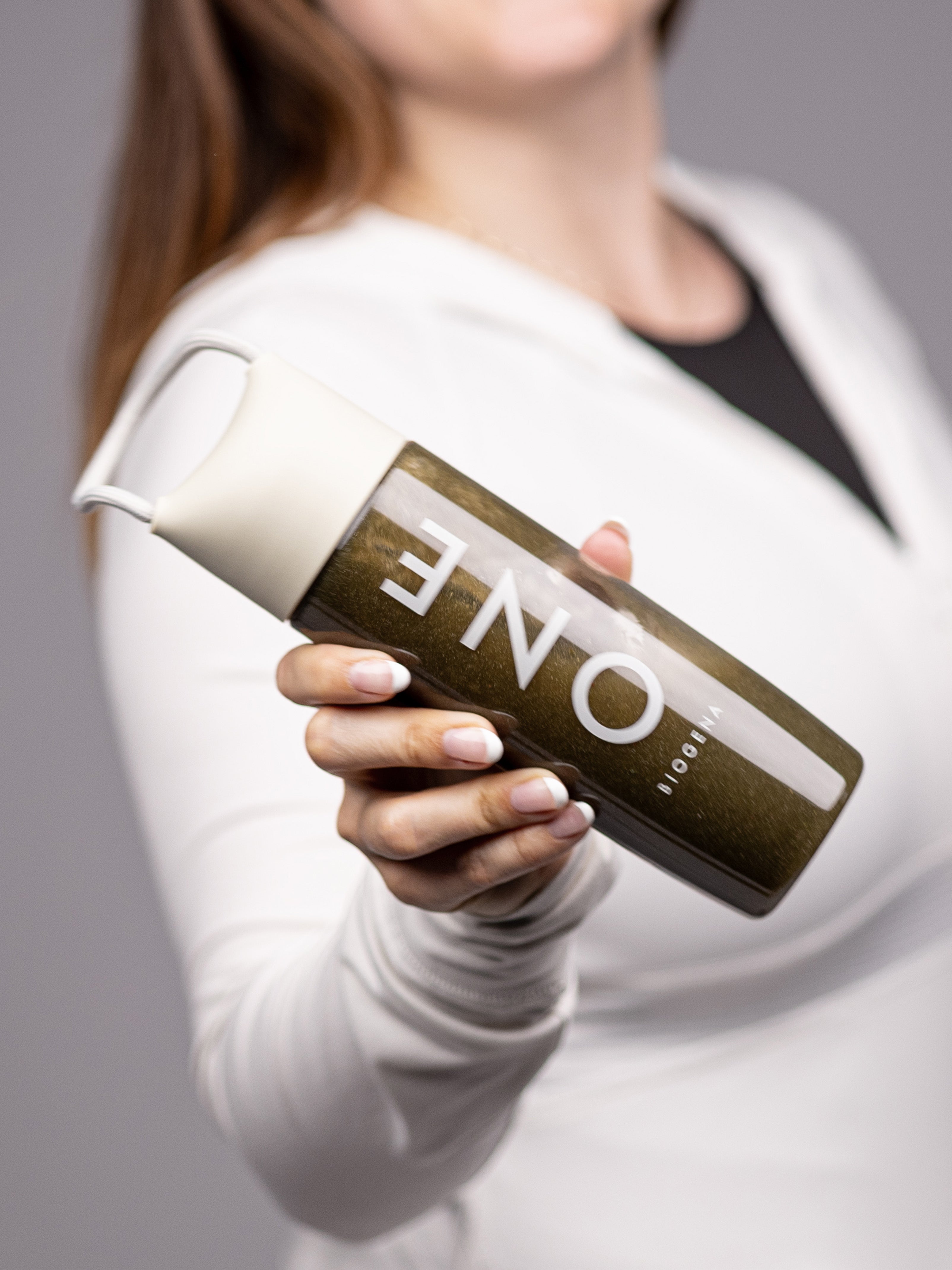 Das BIOGENA ONE All-in-One Supplement-Drink Tagesportion in der BIOGENA ONE Trinkflasche.