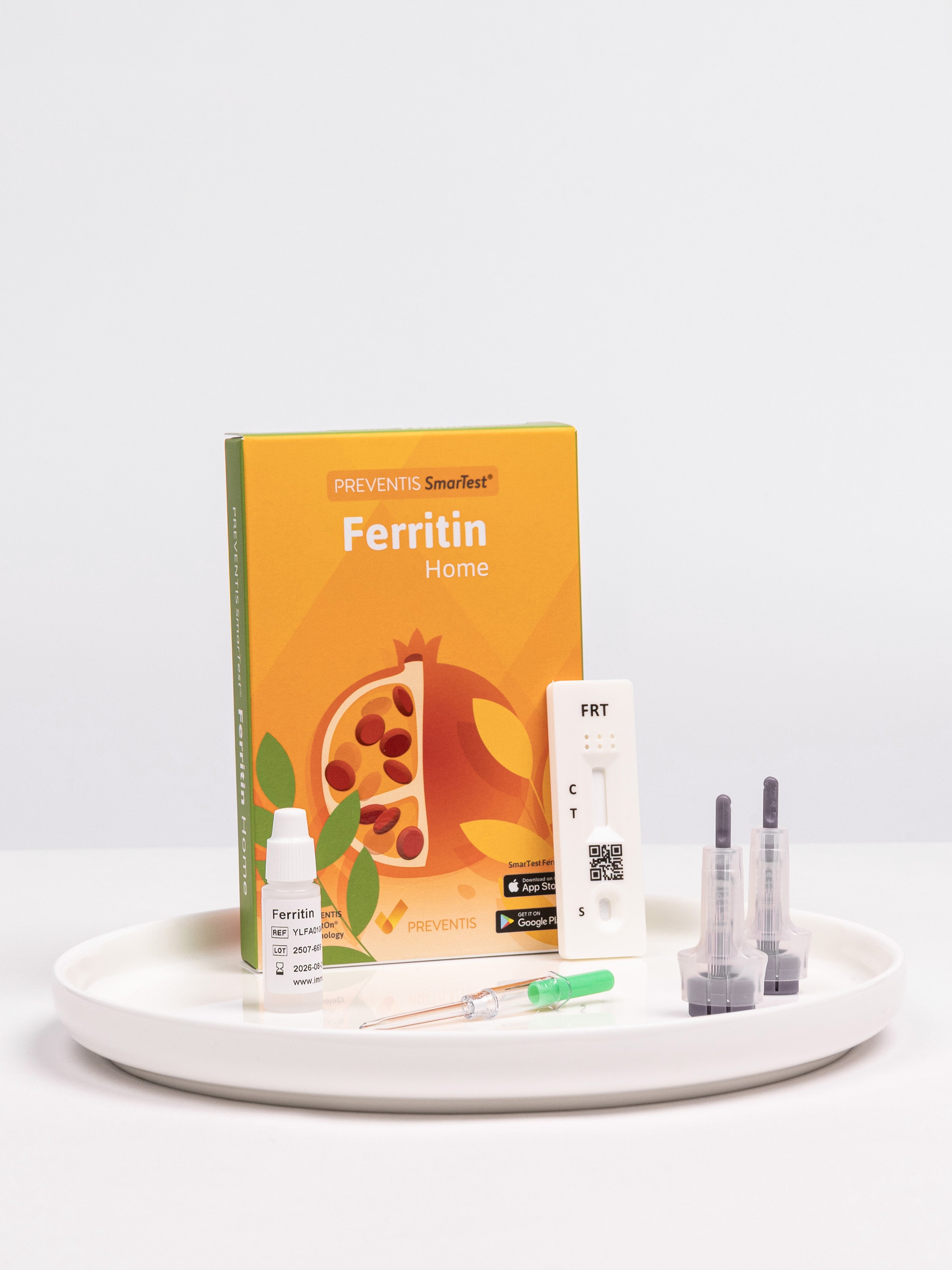 Inhaltskomponenten des Ferritin Schnelltests auf einem weißen Tablett arrangiert, bestehend aus einer Schnelltest-Kassette, zwei Lanzetten, einer Kapillare zur Aufnahme des Blutes
und einer Pufferlösung.