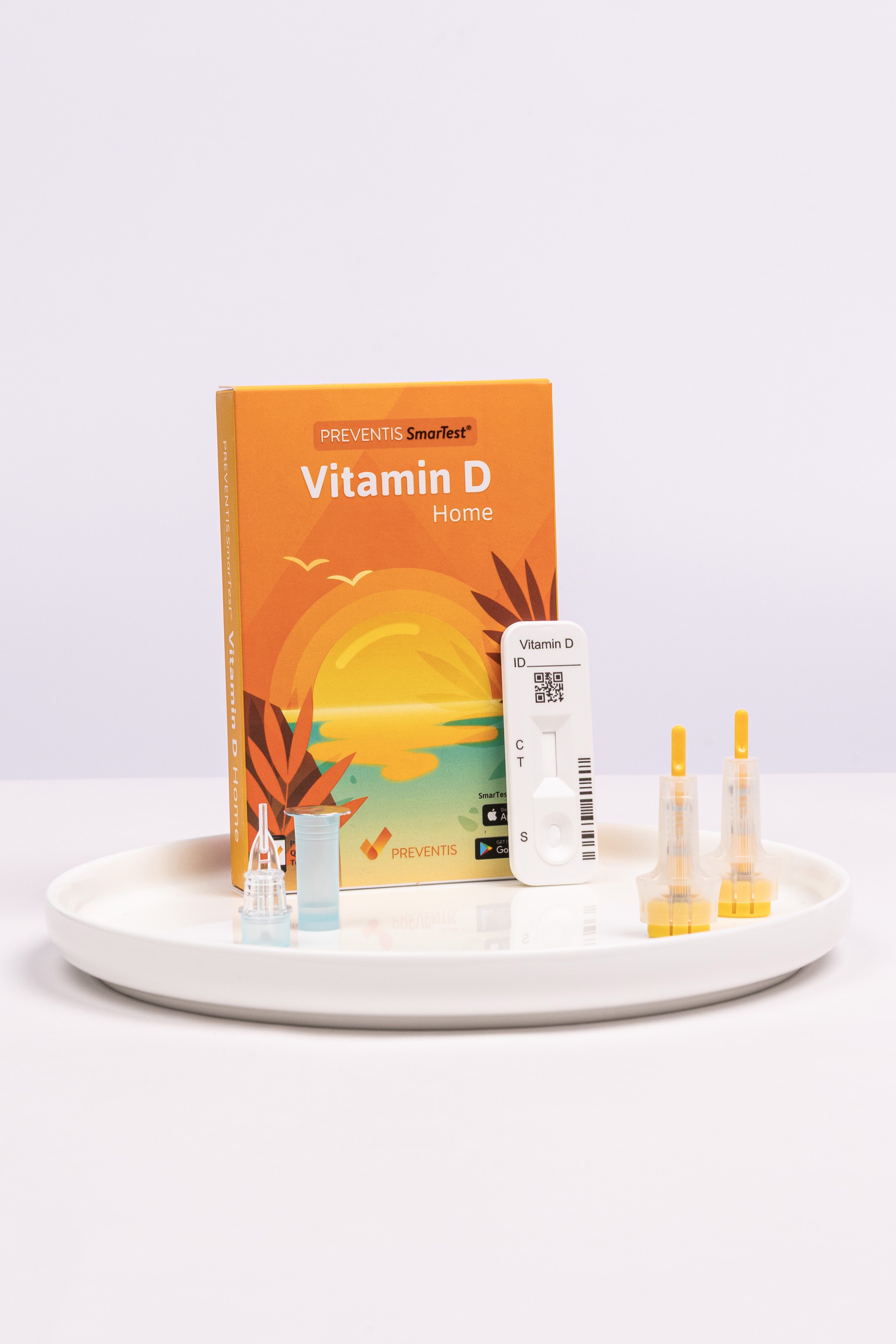 Inhaltskomponenten des Vitamin D Schnelltests auf einem weißen Tablett arrangiert, bestehend aus einer Schnelltest-Kassette, zwei Lanzetten, einer Kapillare zur Aufnahme des Blutes
und einem Probendöschen mit Pufferlösung.