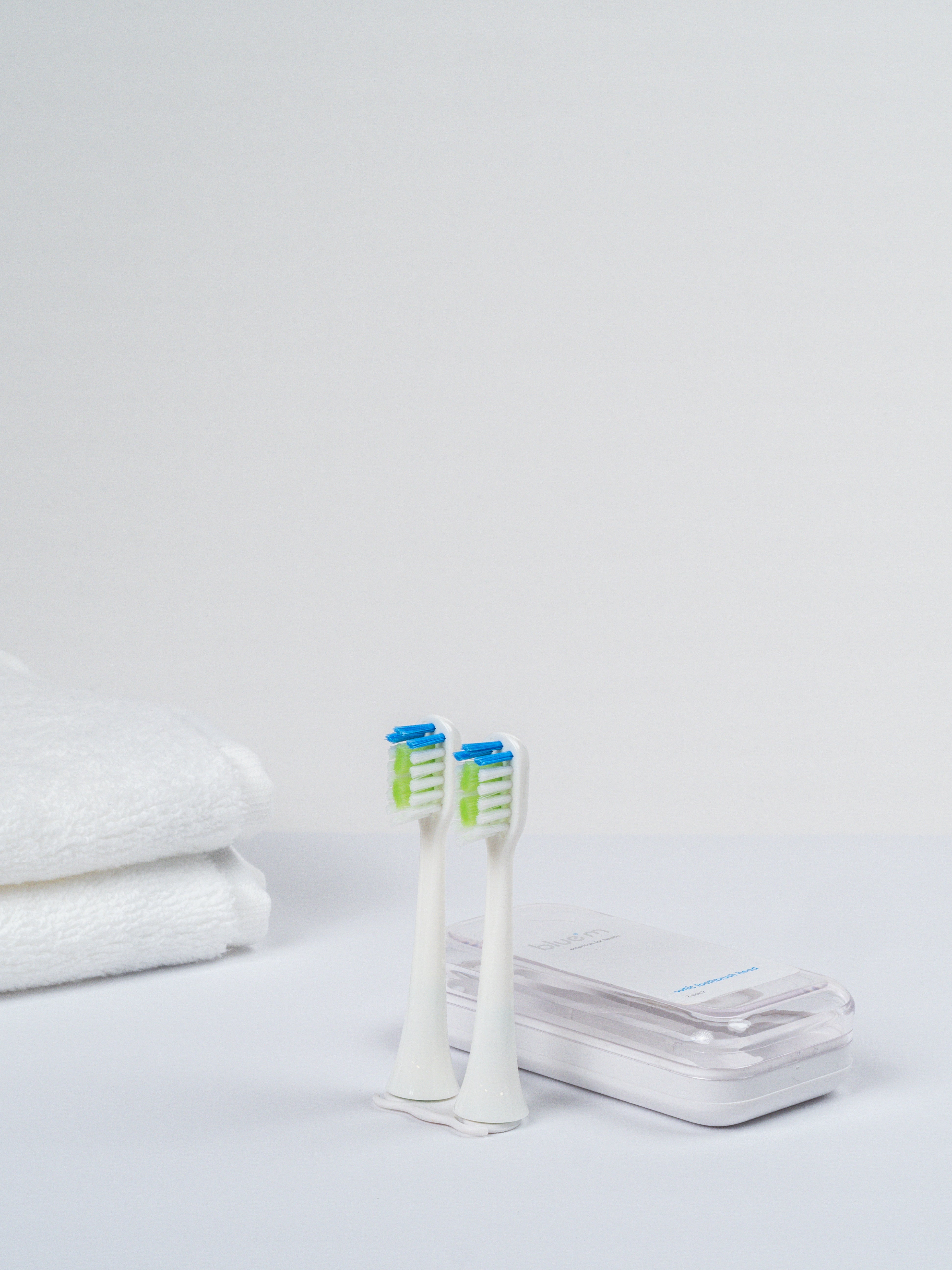 Bürstenköpfe stehend für eine elektrische Schallzahnbürste.