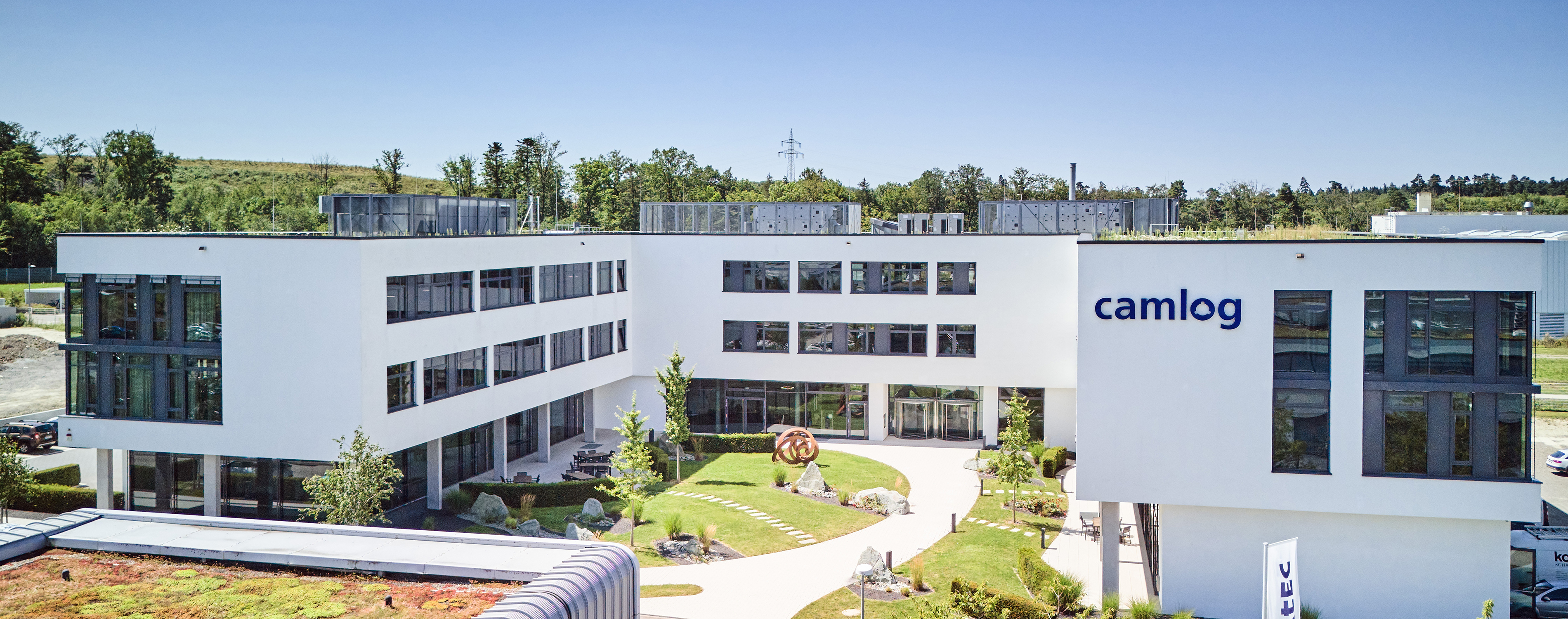 Gesamtansicht der Front des Camlog Firmengebäudes