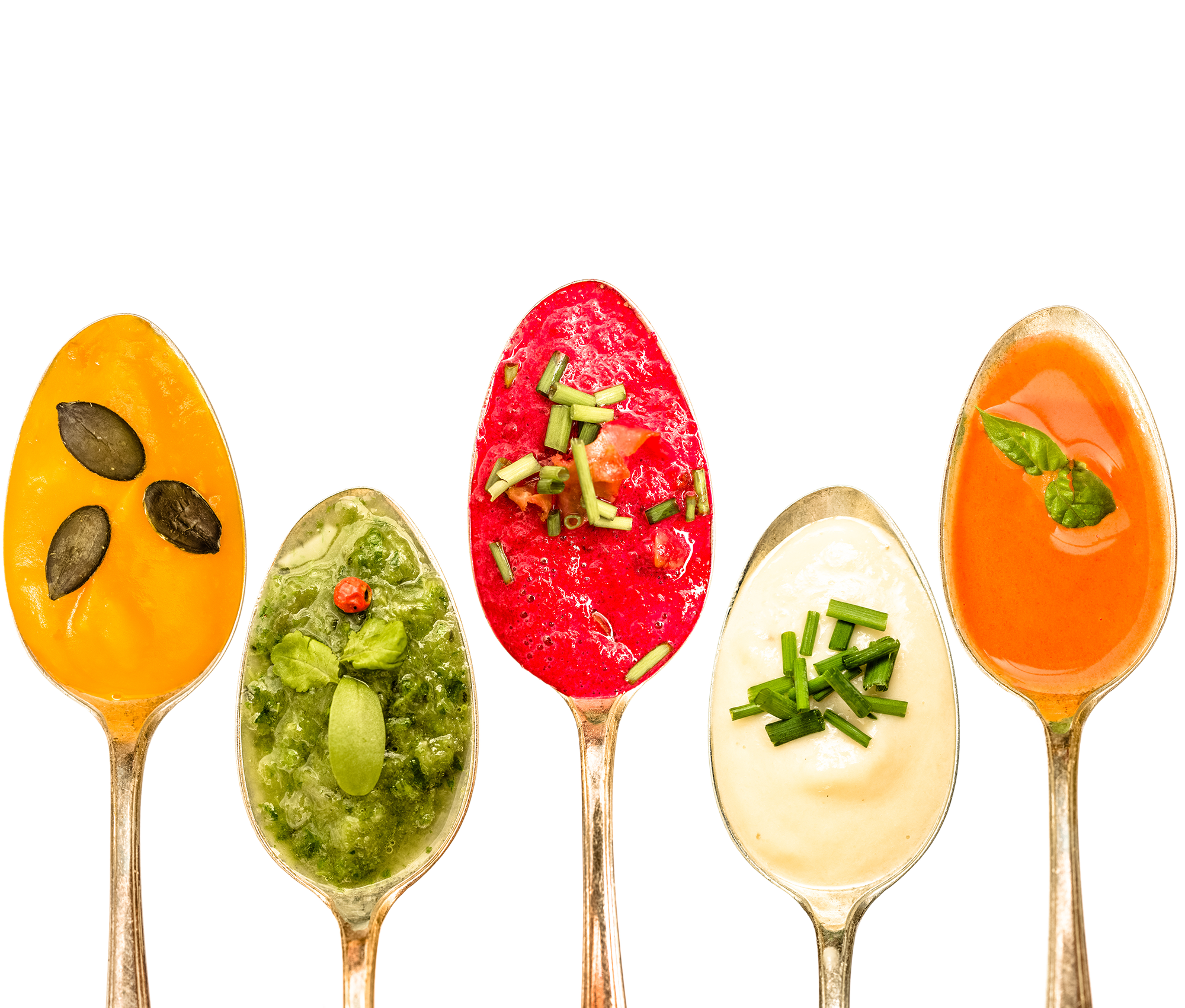 Darstellung von 4 Esslöffeln gefüllt mit gelborangener Suppe, Basilikum Pesto und Tomatensoße.
