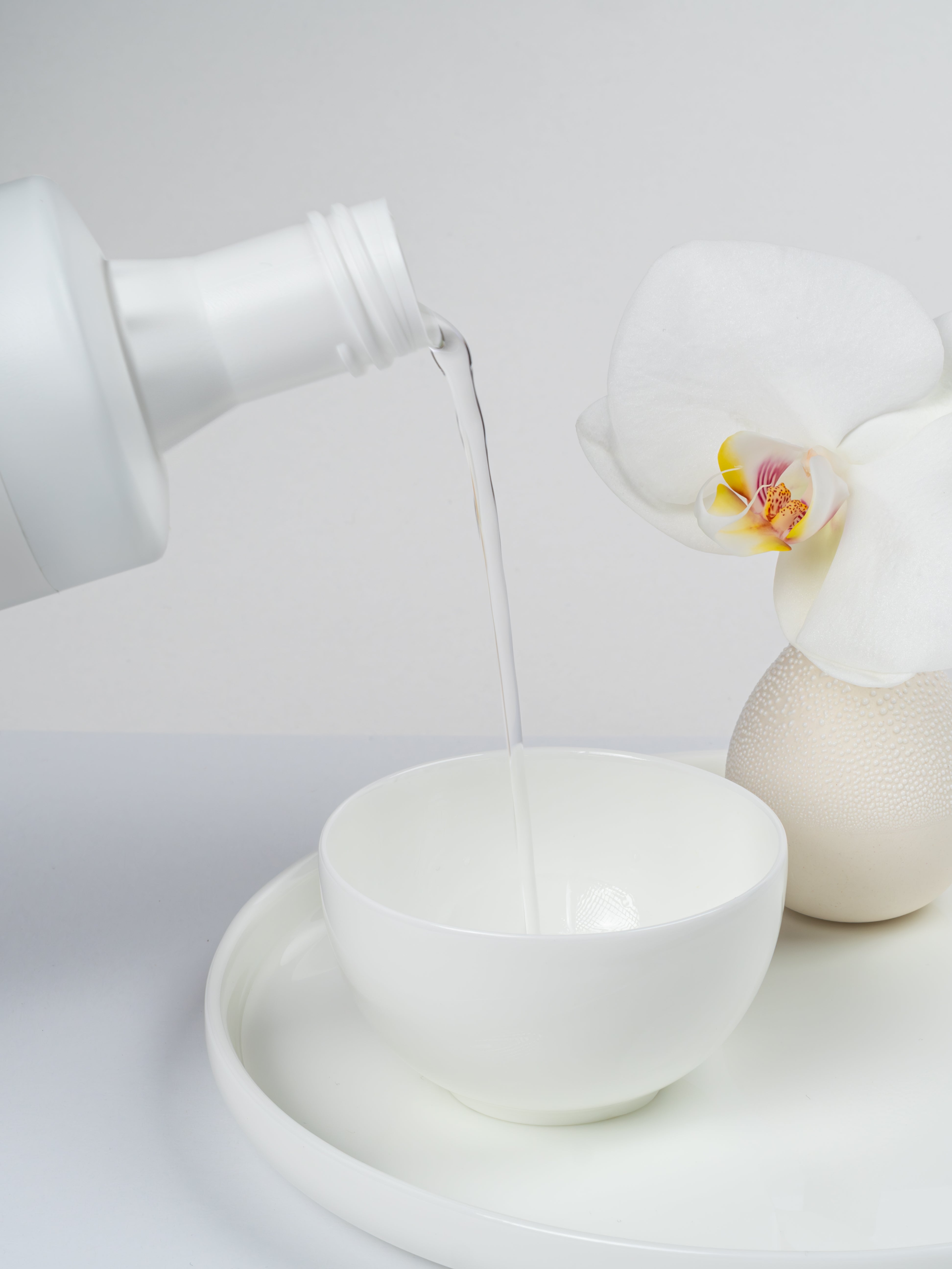 Sauerstoff-Fluid Lösung wird langsam in eine weiße Schale gegossen.