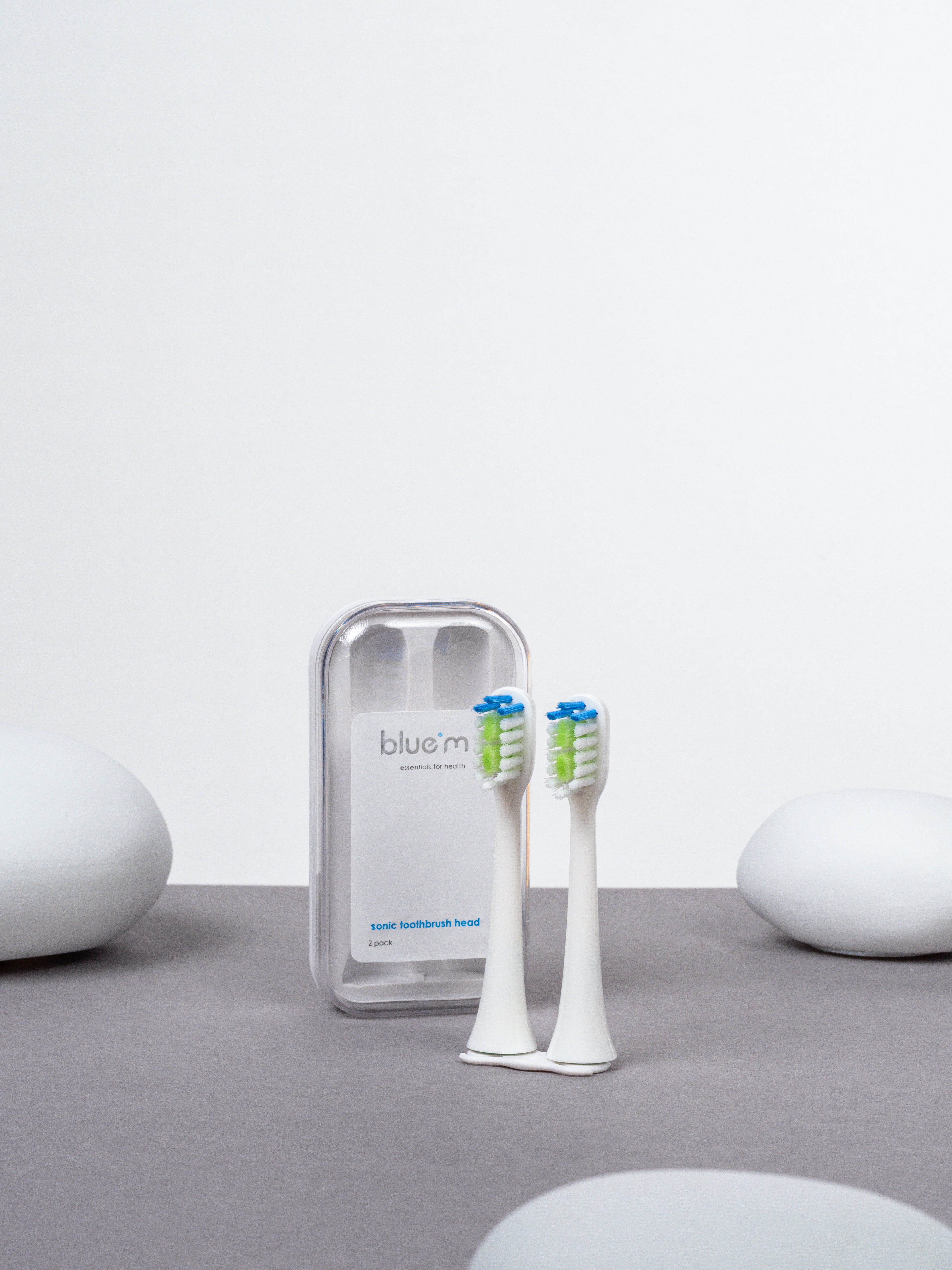 Bürstenköpfe stehend für eine elektrische Schallzahnbürste.