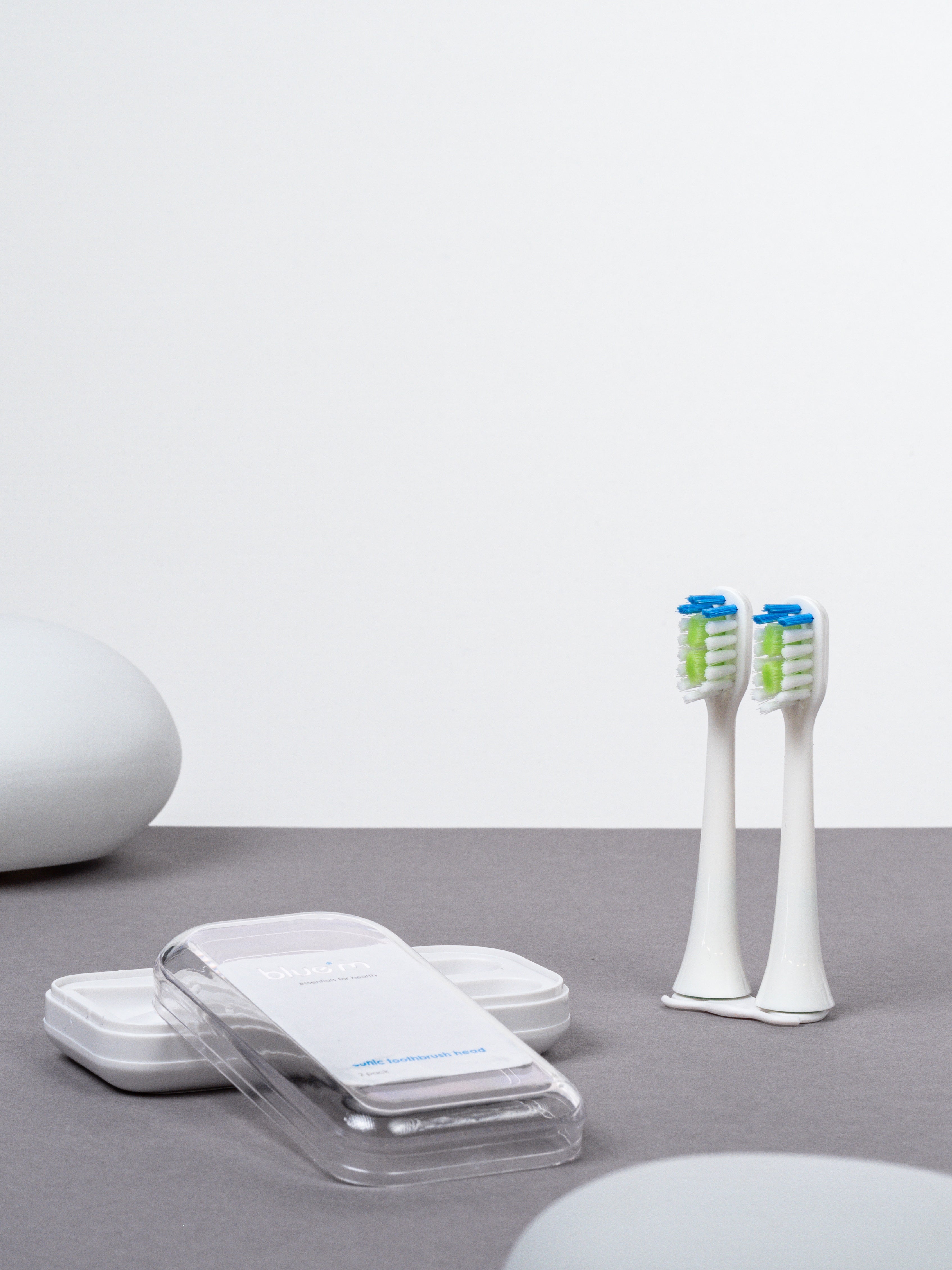 Bürstenköpfe stehend für eine elektrische Schallzahnbürste.