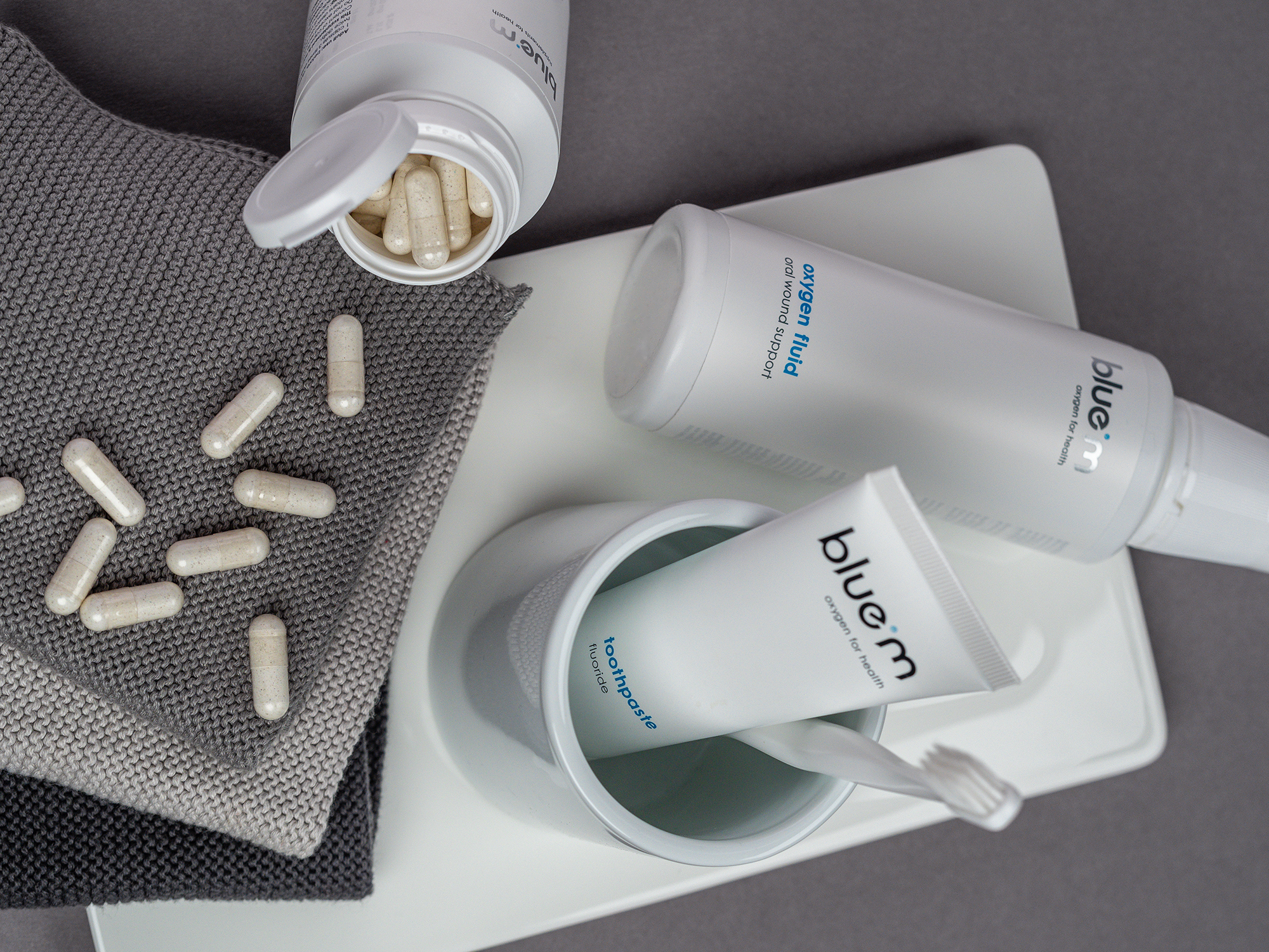 Pflegeset für eine optimale Mundpflege bestehend aus Nahrungsmittelergänzungs-Kapseln, Zahngel, Sensitiv-Zahnbürste und Sauerstoff-Fluid.