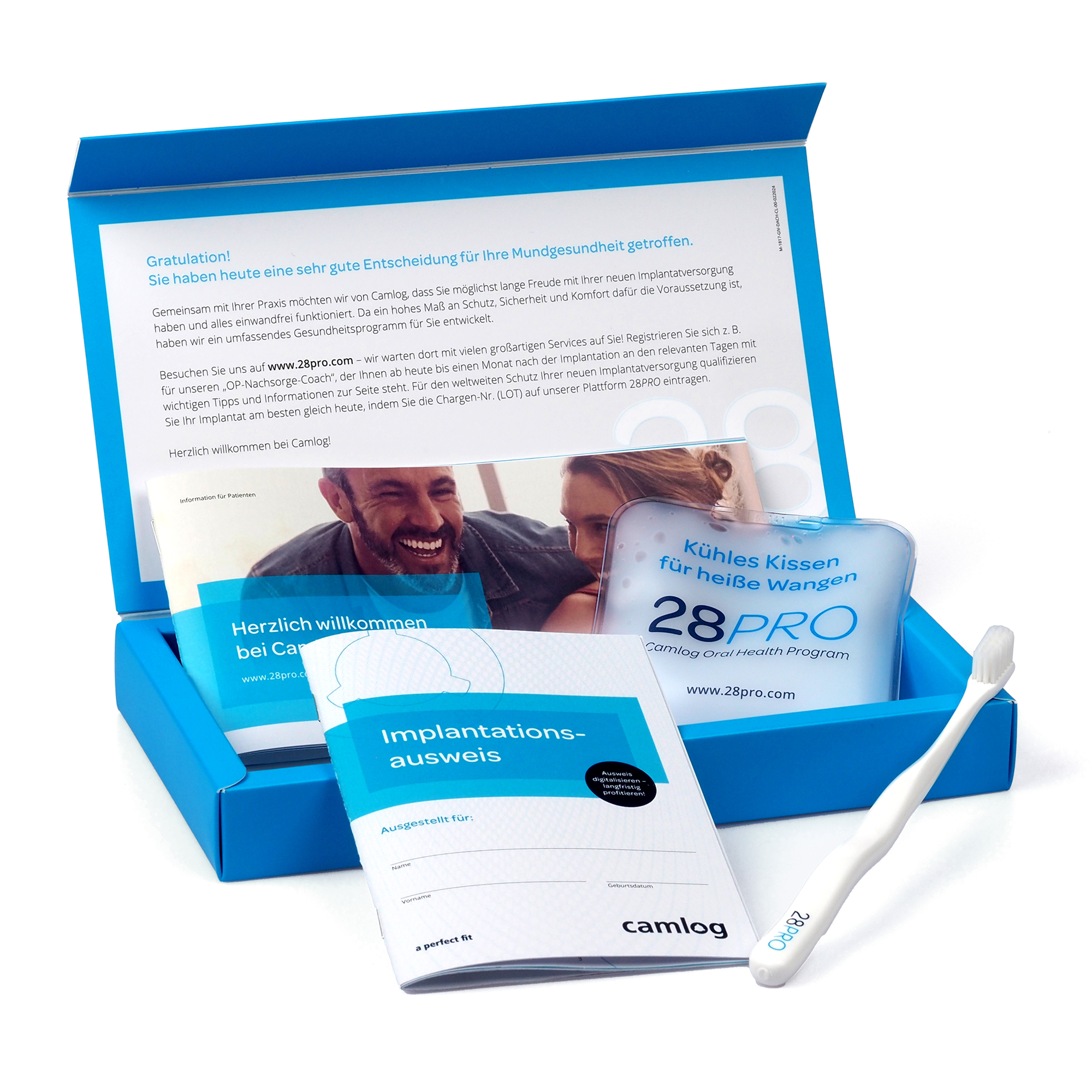 Darstellung des geöffneten Willkommenspakets von 28PRO dem Camlog Oral Health bestehend aus einer Infobroschüre, dem Implantationsausweis, einem Kühlkissen und einer chirurgischen Zahnbürste