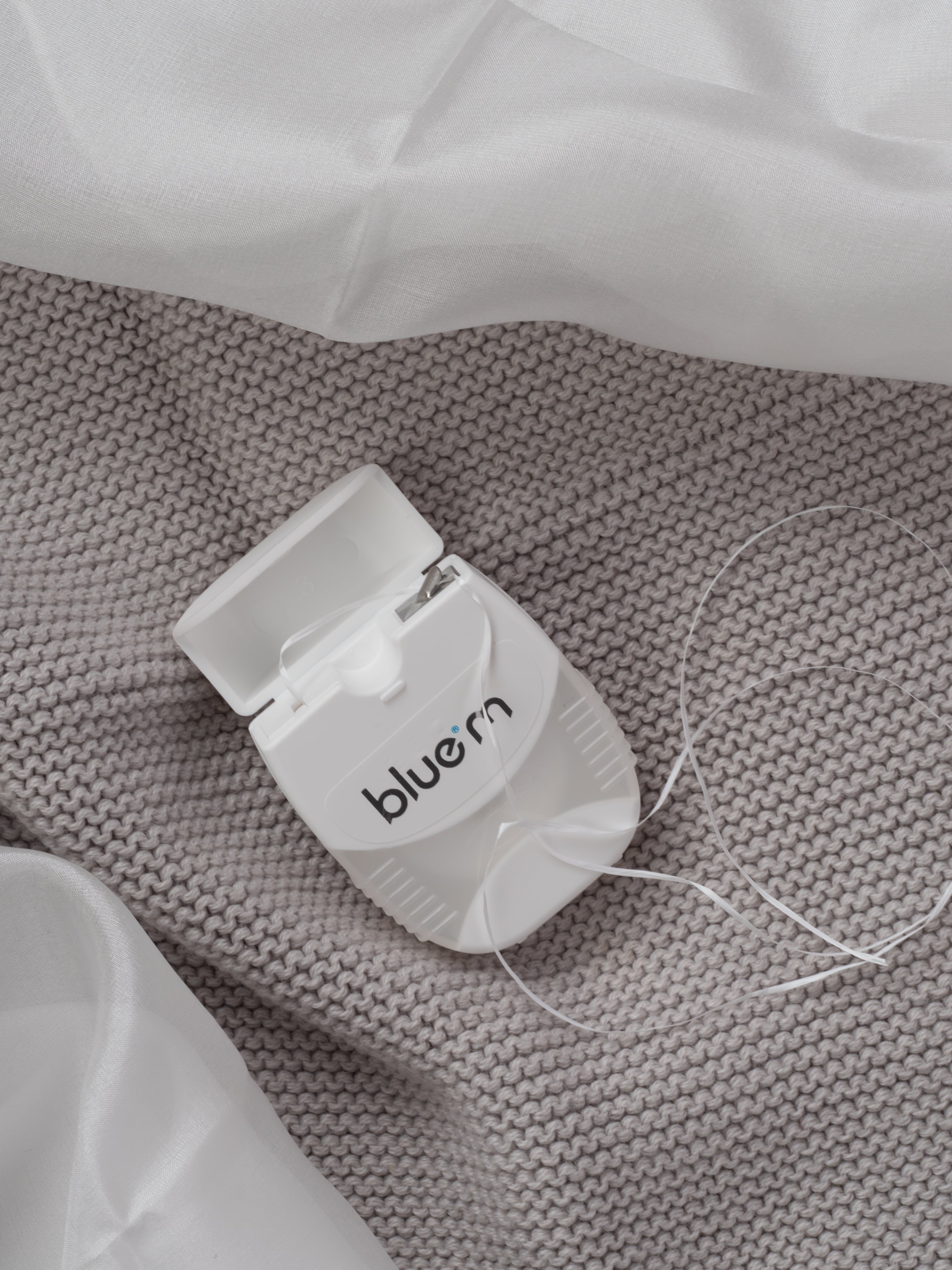 Geöffnete Zahnseide Verpackung mit Zahnseideband