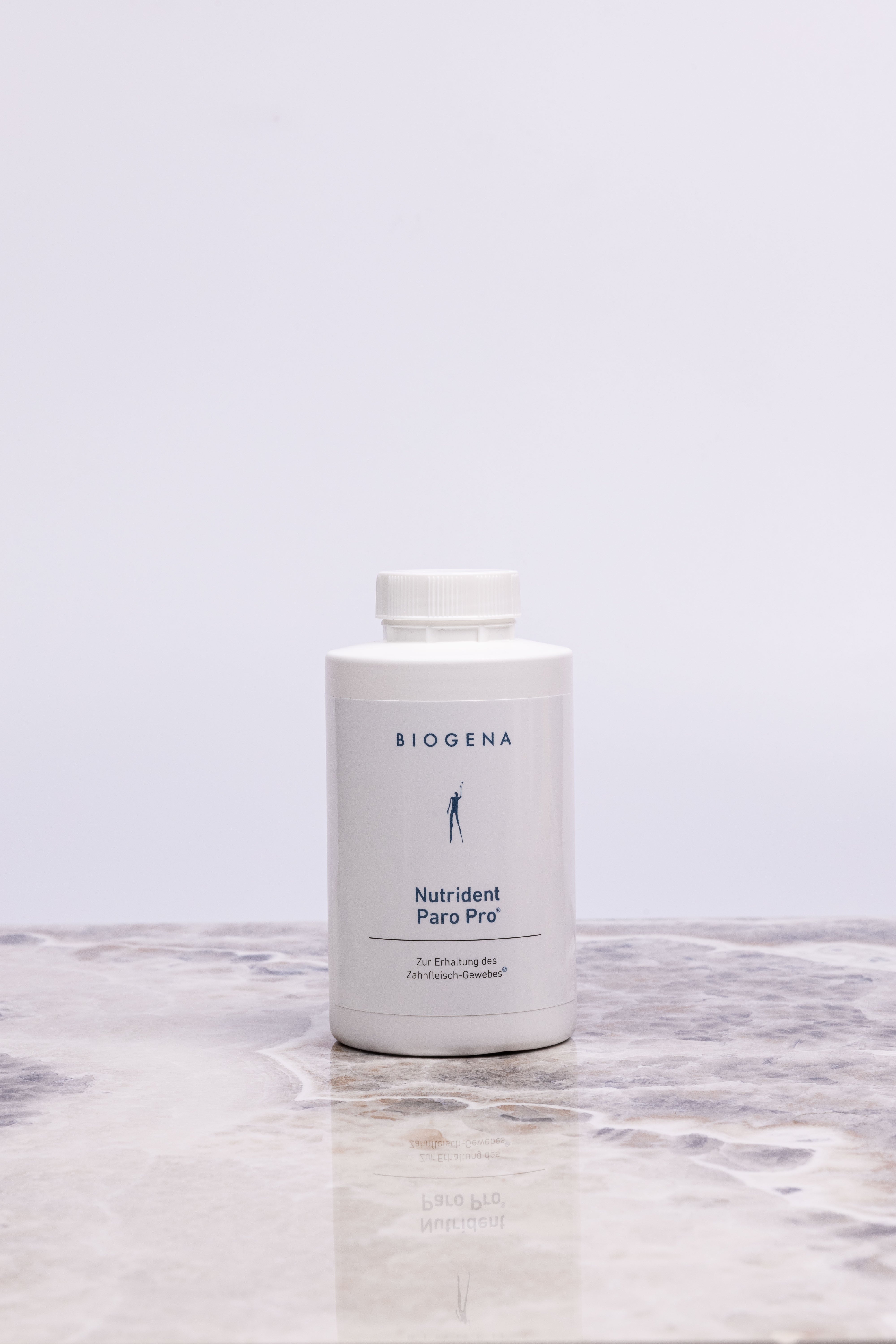 Geschlossene Verpackungsdose Nutrident Paro Pro steht auf einer Marmorplatte.