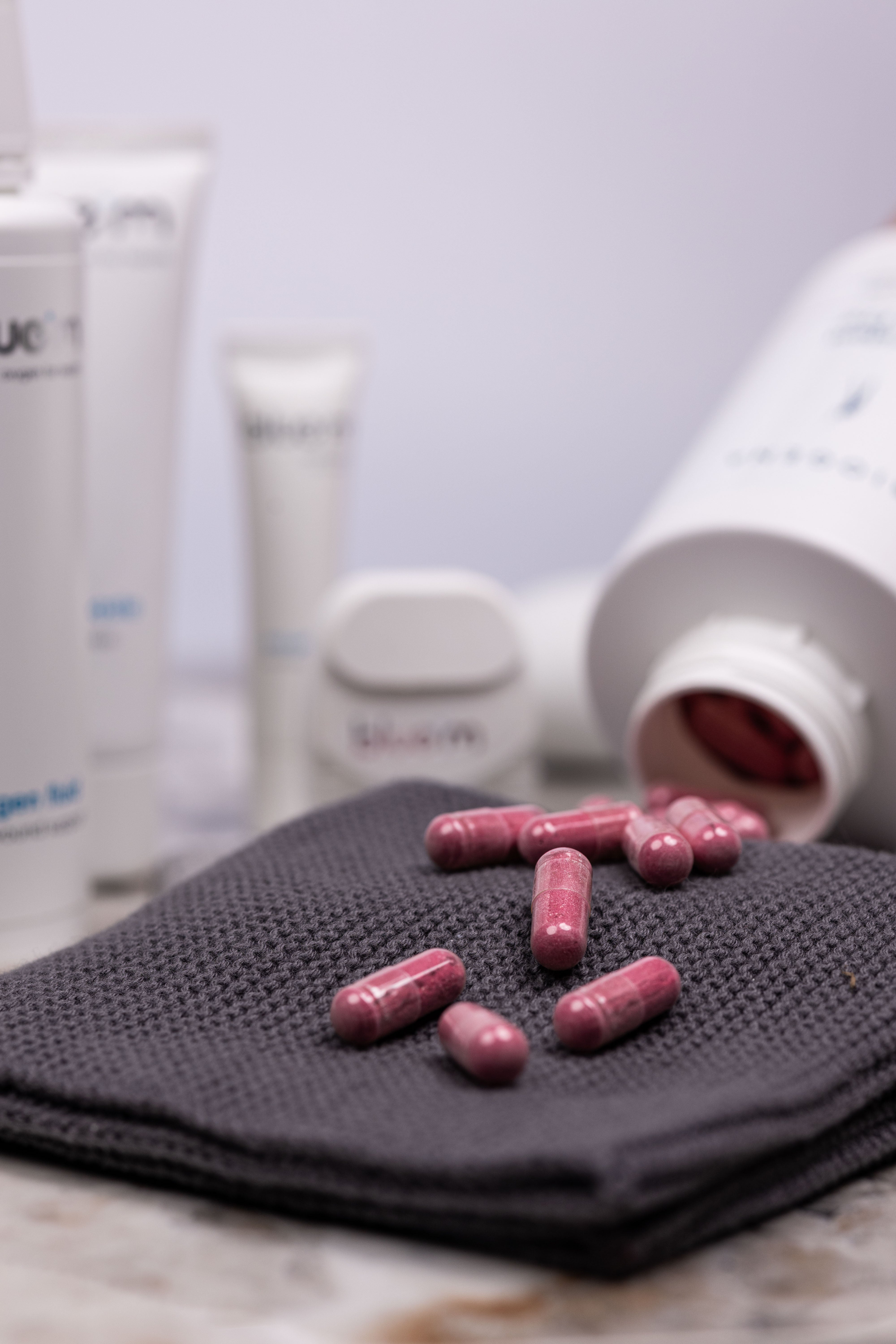 Verpackungsdose von Nutrident Paro Pro liegt geöffnet auf einem grauen Handtuch, die enthaltenen roten Kapseln liegen vor der Verpackung.