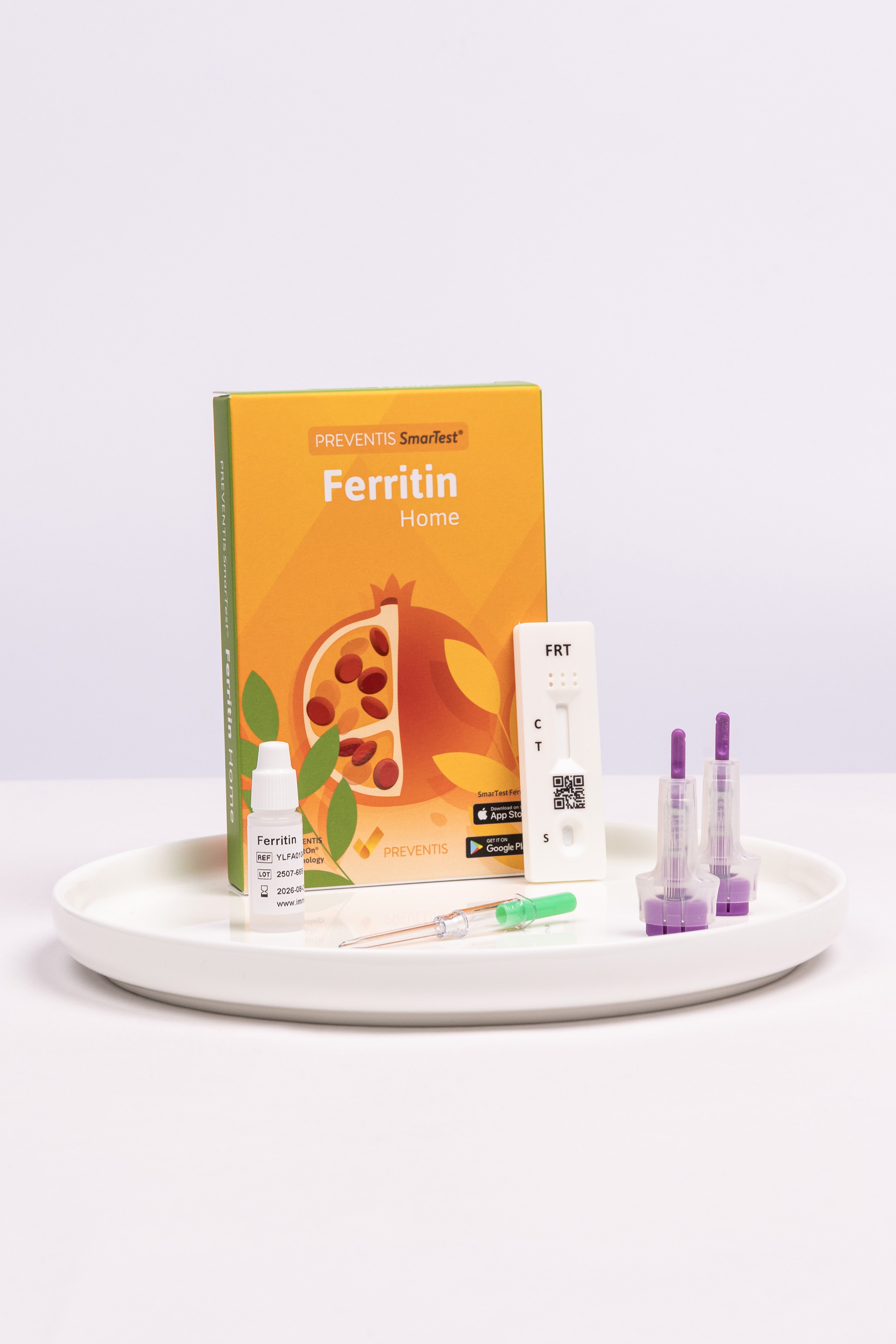 Inhaltskomponenten des Ferritin Schnelltests auf einem weißen Tablett arrangiert, bestehend aus einer Schnelltest-Kassette, zwei Lanzetten, einer Kapillare zur Aufnahme des Blutes 
und einer Pufferlösung.