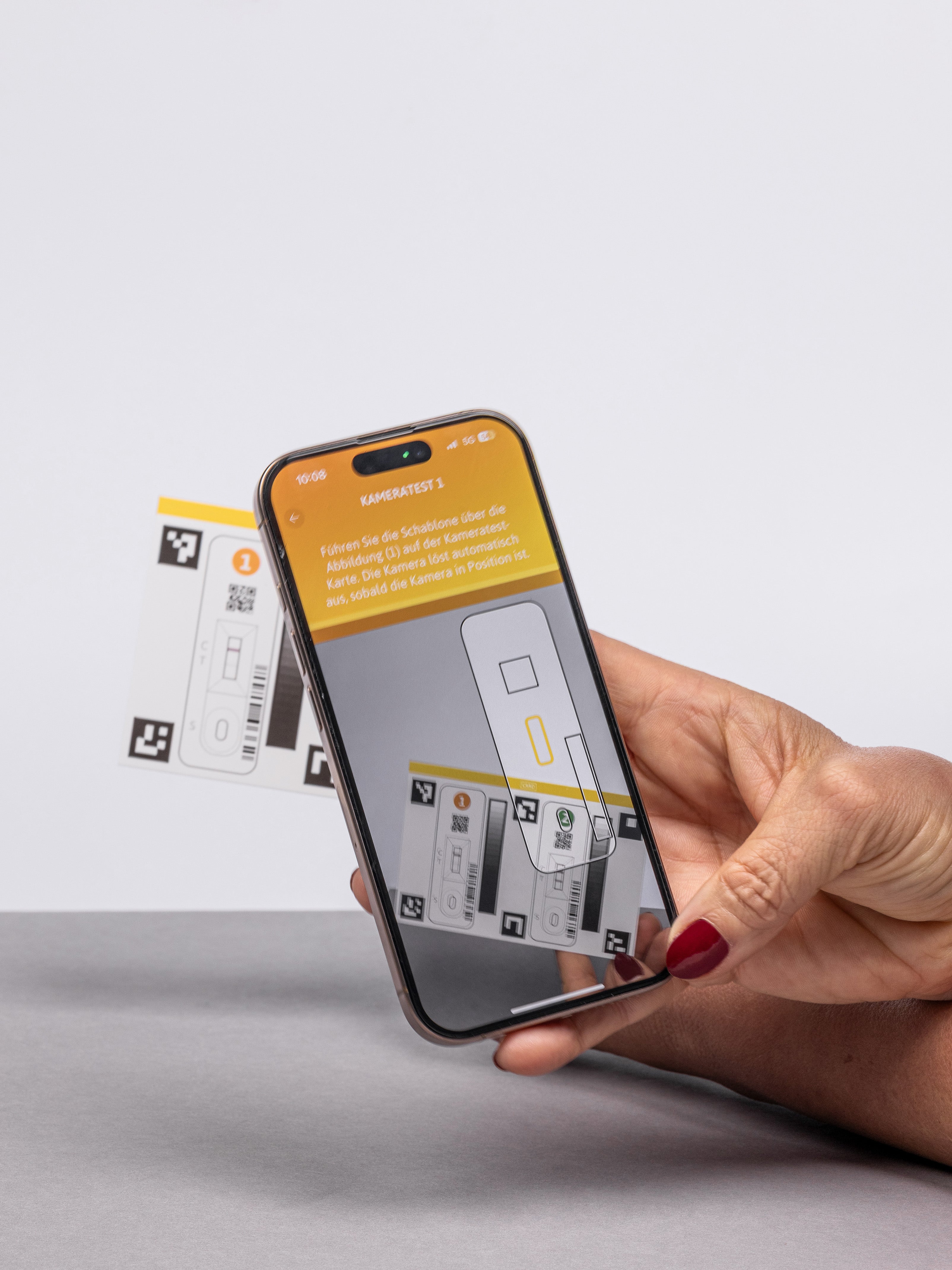Mit dem Smartphone wird die Testkassette  des Vitamin D Tests gescannt.