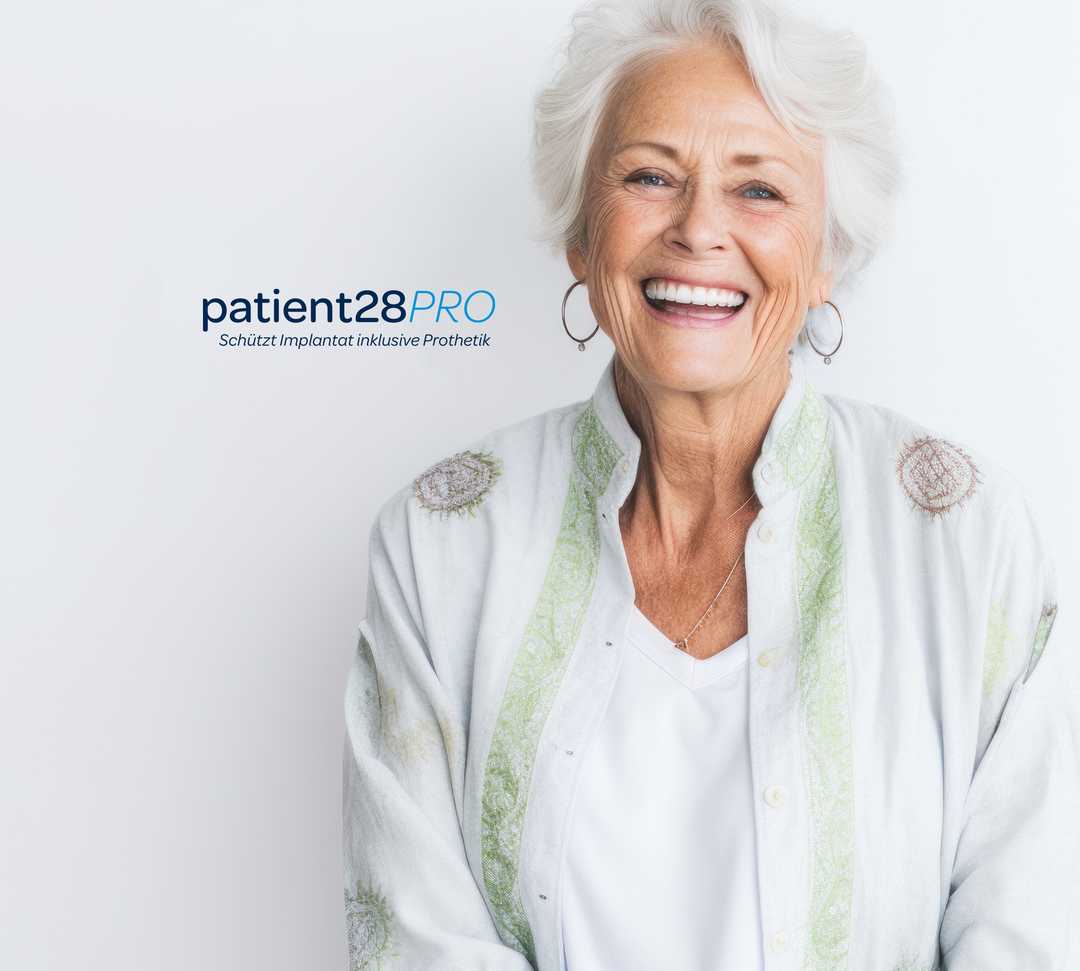 Ältere Frau mit weißen Haaren und großen Ohrringen und heller Kleidung lacht herzlich. Im linken Bildbereich wird das patient28PRO Logo angezeigt.